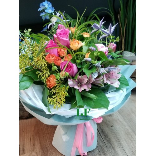 BQ_09 肯亞桃紅色玫瑰配季節性襯花花束