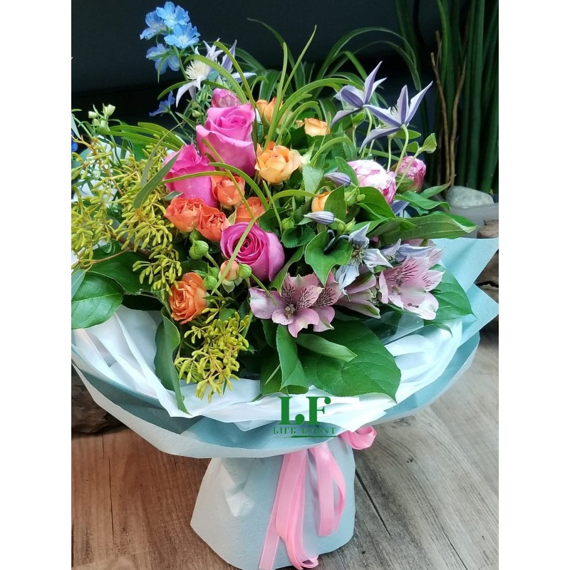 BQ_09 肯亞桃紅色玫瑰配季節性襯花花束