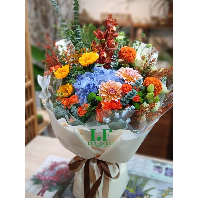 BQ_08 藍色秀球向日葵配季節性襯花花束